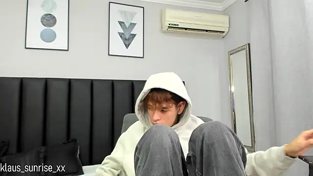 Snapshot of KLAUS_SUNRISE_XX chatting on February 1, 7:05 am KLAUS SUNRISE XX online show from February 1, 7:05 am