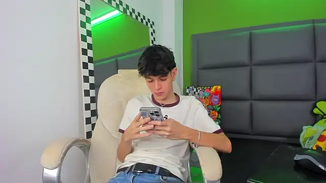 Snapshot of KLAUS_SUNRISE_XX chatting on September 20, 2:45 am KLAUS SUNRISE XX online show from September 20, 2:45 am