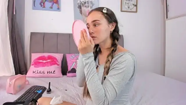 Snapshot of naughtyloverss chatting on December 17, 3:51 pm naughtyloverss online show from December 17, 3:51 pm