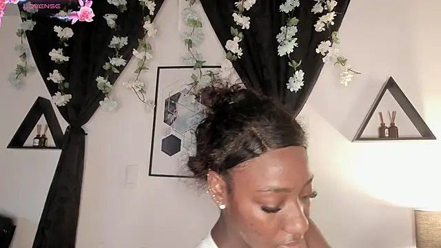 Khenta Michells online show from April 24, 10:39 am