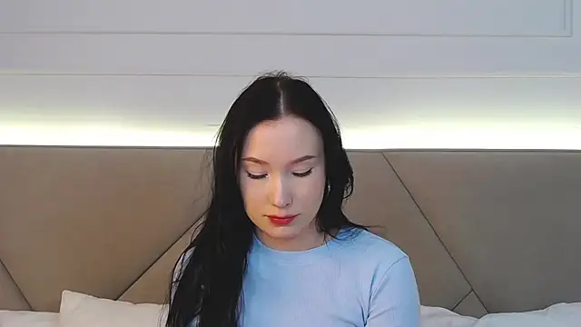 LeilaLow online show from February 25, 6:20 pm