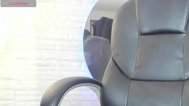 nicole  parker1 online show from February 5, 1:00 pm