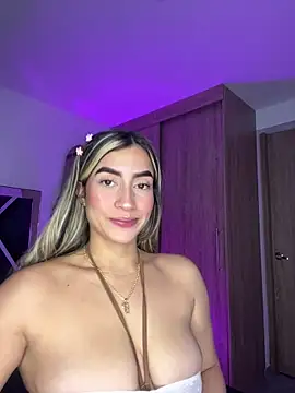 Snapshot of Issabela_G1 chatting on December 6, 3:55 pm Issabela G1 online show from December 6, 3:55 pm