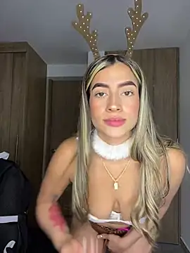 Snapshot of Issabela_G1 chatting on December 6, 9:46 pm Issabela G1 online show from December 6, 9:46 pm