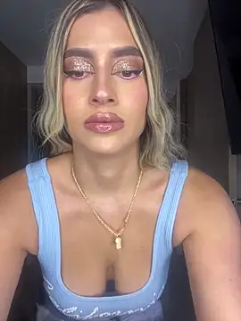 Snapshot of Issabela_G1 chatting on December 10, 10:26 pm Issabela G1 online show from December 10, 10:26 pm