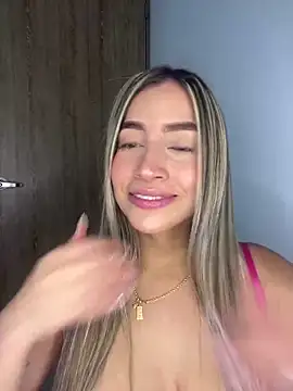 Snapshot of Issabela_G1 chatting on December 12, 1:43 am Issabela G1 online show from December 12, 1:43 am