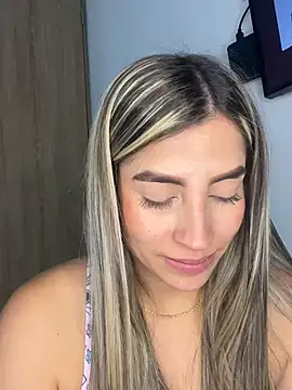 Snapshot of Issabela_G1 chatting on December 12, 5:52 am Issabela G1 online show from December 12, 5:52 am