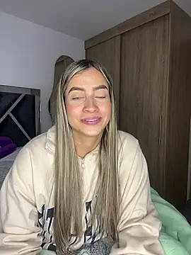 Snapshot of Issabela_G1 chatting on December 13, 1:48 am Issabela G1 online show from December 13, 1:48 am