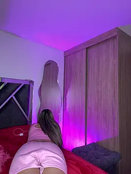 Snapshot of Issabela_G1 chatting on December 15, 11:20 pm Issabela G1 online show from December 15, 11:20 pm