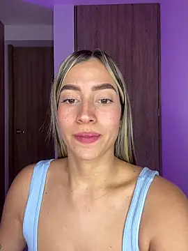 Snapshot of Issabela_G1 chatting on December 22, 2:28 am Issabela G1 online show from December 22, 2:28 am