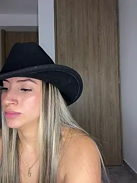 Snapshot of Issabela_G1 chatting on February 10, 7:47 am Issabela G1 online show from February 10, 7:47 am