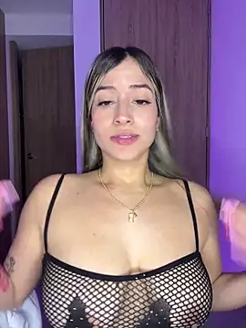 Snapshot of Issabela_G1 chatting on February 23, 3:35 am Issabela G1 online show from February 23, 3:35 am