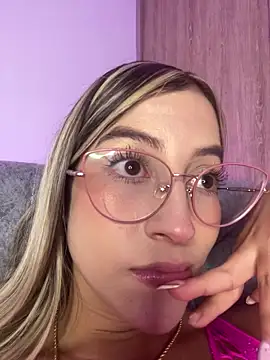 Snapshot of Issabela_G1 chatting on October 15, 11:49 pm Issabela G1 online show from October 15, 11:49 pm