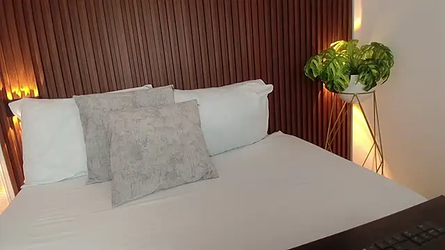 Snapshot of lindaa_natashaa chatting on December 2, 3:14 pm lindaa natashaa online show from December 2, 3:14 pm