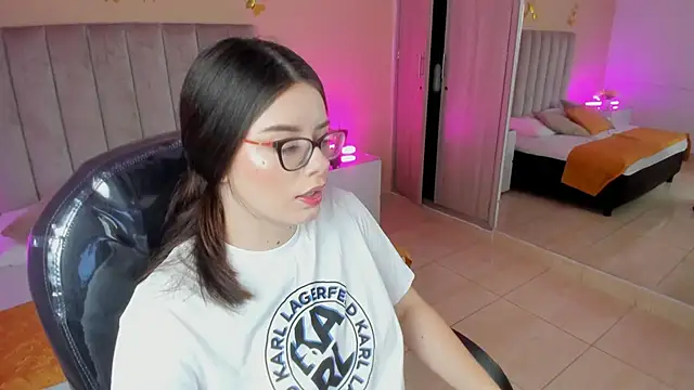 Snapshot of Charlotte_Olsen_ chatting on May 19, 8:04 pm Charlotte Olsen online show from May 19, 8:04 pm