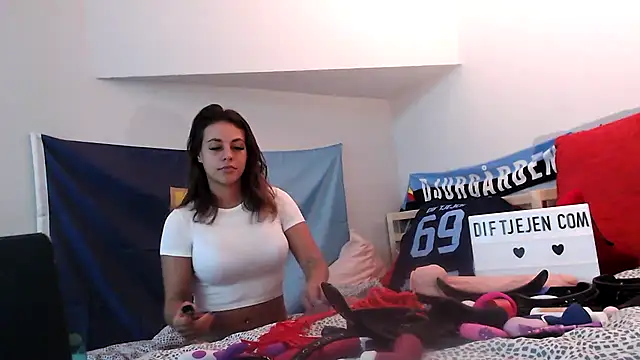 Snapshot of Dif-tjejen chatting on February 4, 7:55 pm Dif-tjejen online show from February 4, 7:55 pm