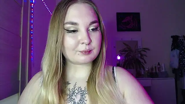 Snapshot of Greeenfriends6969 chatting on February 8, 9:15 pm Greeenfriends6969 online show from February 8, 9:15 pm