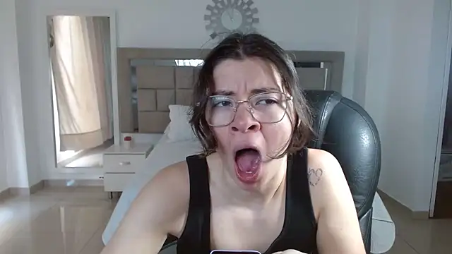 zoecruzz online show from October 24, 3:08 pm