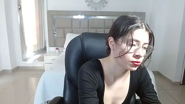 zoecruzz online show from November 12, 2:50 pm