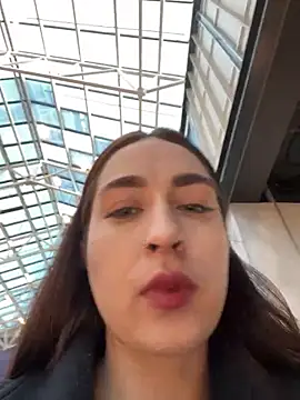 Holly Play online show from December 31, 8:04 am