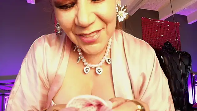 Snapshot of MelaniaKnauss chatting on December 2, 9:32 pm MelaniaKnauss online show from December 2, 9:32 pm