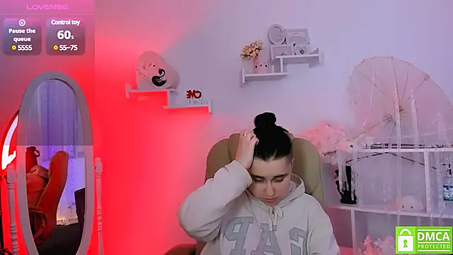 Dolly  Queen  online show from March 12, 11:12 pm