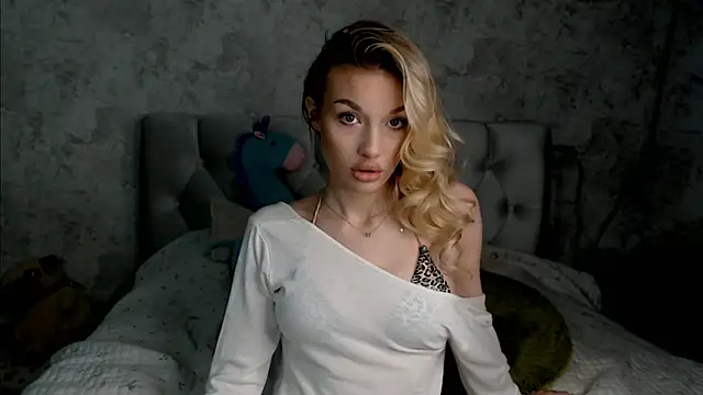 Snapshot of Ella_Milla chatting on June 5, 2:12 pm Ella Milla online show from June 5, 2:12 pm