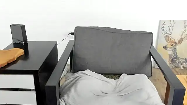 MendiPetite online show from February 18, 10:03 pm