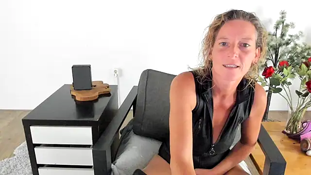 MendiPetite online show from September 11, 8:31 pm