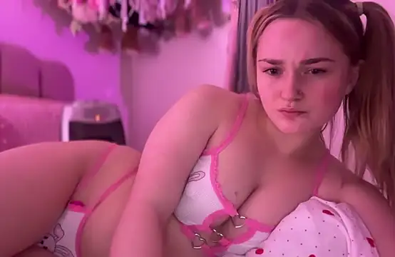 Snapshot of pinkie_piexx chatting on February 14, 10:14 pm pinkie piexx online show from February 14, 10:14 pm