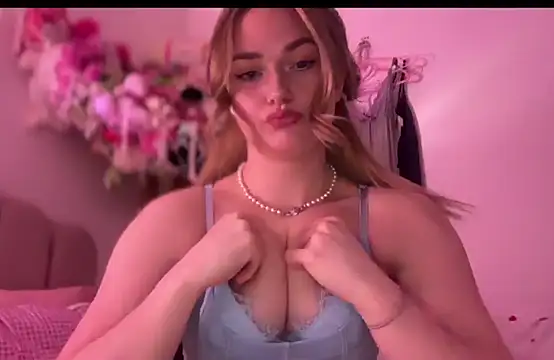 Snapshot of pinkie_piexx chatting on February 19, 8:31 pm pinkie piexx online show from February 19, 8:31 pm