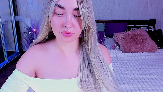 Miss Elia online show from December 21, 8:21 pm