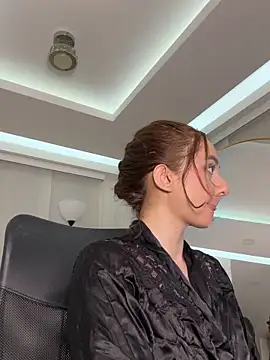 nicollefiorett online show from December 18, 12:06 am