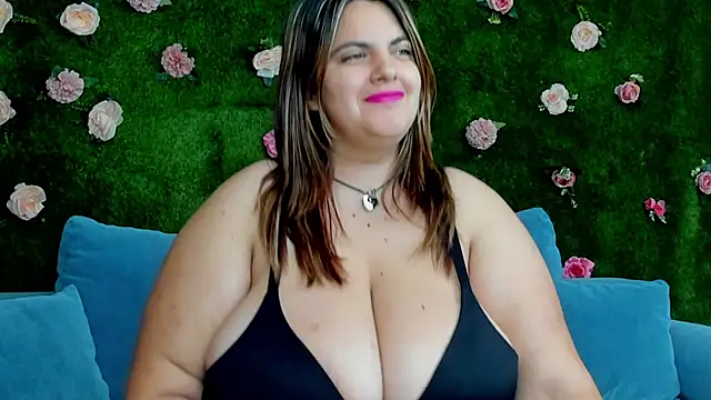 Huge Titties  online show from October 6, 7:11 pm