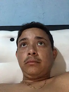 isacalejandroo online show from February 9, 4:04 am