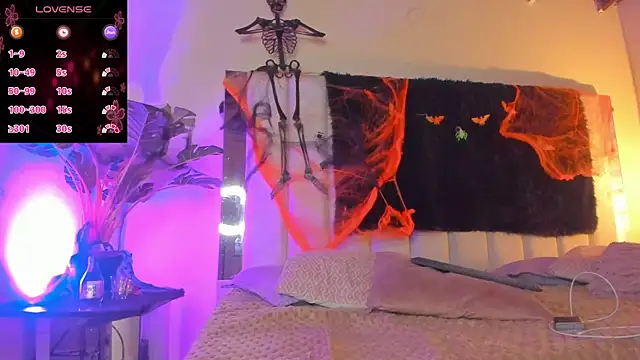 lil hanna18 online show from October 31, 8:10 pm