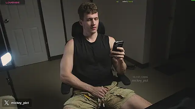 Snapshot of mickeypict chatting on July 10, 3:47 pm mickeypict online show from July 10, 3:47 pm