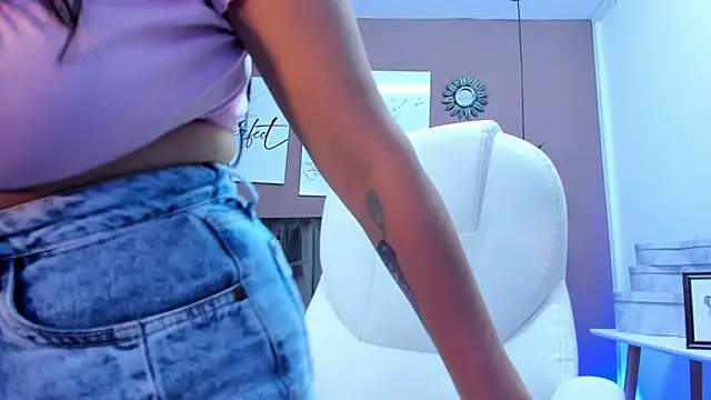 anniemayerx  online show from December 2, 1:24 pm