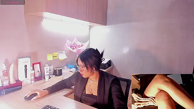 Snapshot of Laurentdupont04 chatting on February 24, 3:23 am Laurentdupont04 online show from February 24, 3:23 am