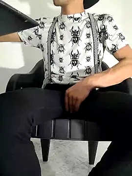 Snapshot of charlesss19 chatting on March 3, 8:27 am charlesss19 online show from March 3, 8:27 am