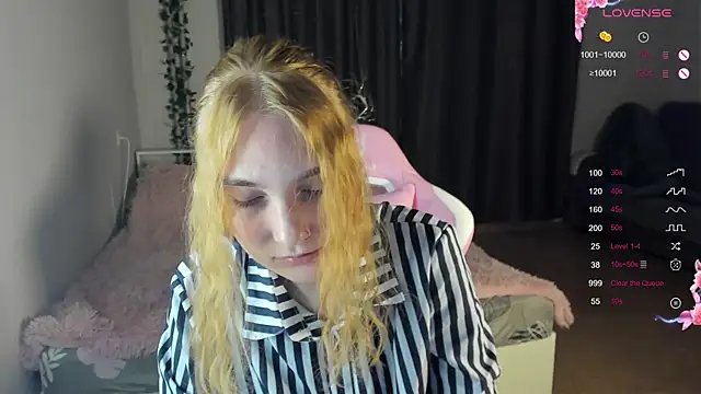 Snapshot of ReddHotPipper chatting on December 13, 1:15 am ReddHotPipper online show from December 13, 1:15 am