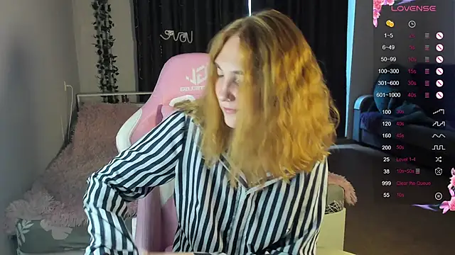 Snapshot of ReddHotPipper chatting on December 13, 5:05 am ReddHotPipper online show from December 13, 5:05 am