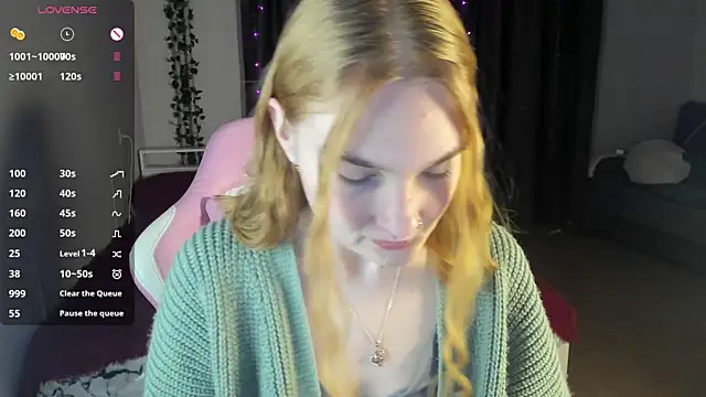 Snapshot of ReddHotPipper chatting on February 17, 1:04 am ReddHotPipper online show from February 17, 1:04 am