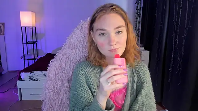 Snapshot of ReddHotPipper chatting on October 19, 3:07 am ReddHotPipper online show from October 19, 3:07 am