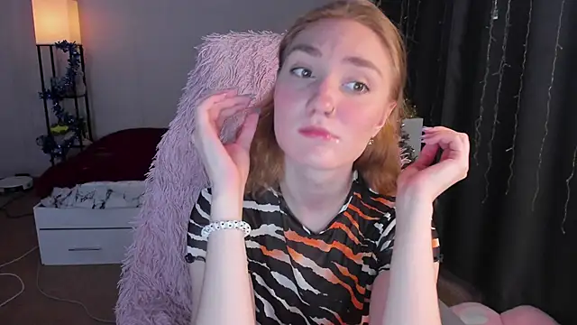 Snapshot of ReddHotPipper chatting on December 14, 3:45 am ReddHotPipper online show from December 14, 3:45 am