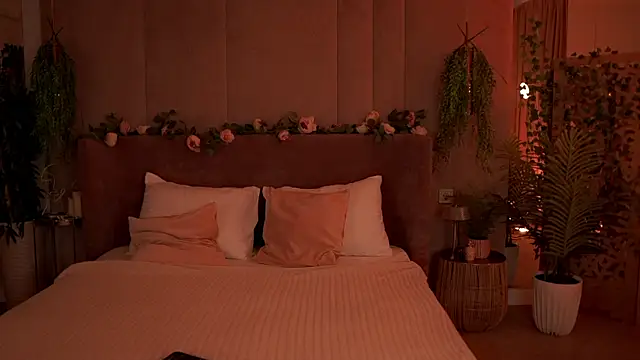 Smiley Mia online show from September 18, 5:09 am