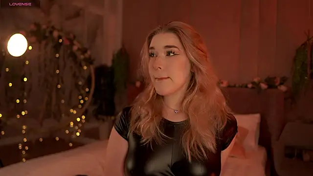 Smiley Mia online show from September 26, 5:11 am