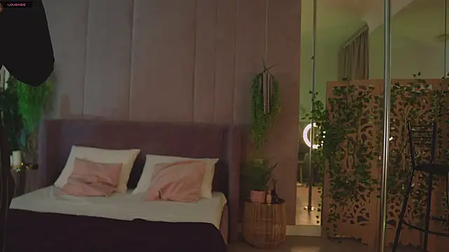 Smiley Mia online show from November 20, 5:07 am