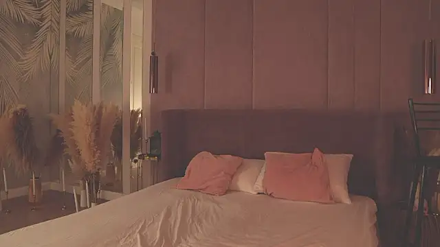 Smiley Mia online show from February 4, 5:02 am