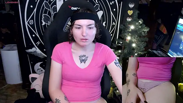 Snapshot of BrandiWRLD_999 chatting on December 23, 6:05 pm BrandiWRLD 999 online show from December 23, 6:05 pm